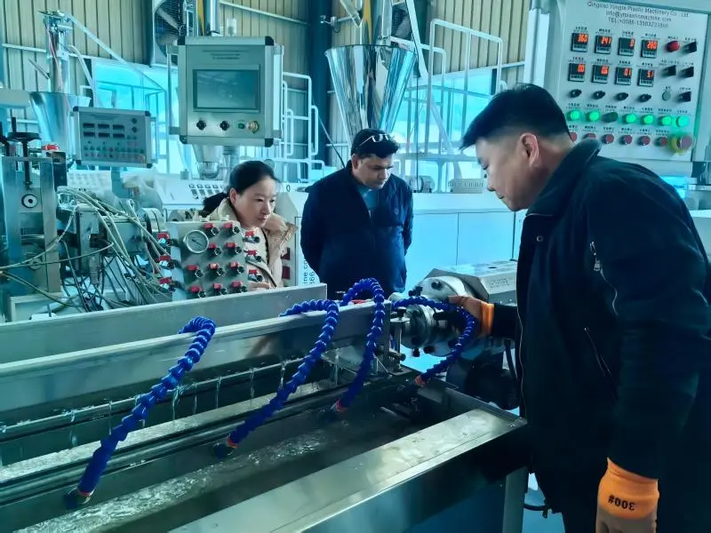 Gumi öntözőcső gép, amely a helyszínen működik az indiai ügyfelek számára