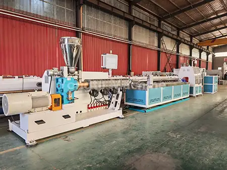 Hogyan válasszuk ki a megfelelő PP-profilkészítő gépet a kiváló minőségű műanyag-extrudáláshoz