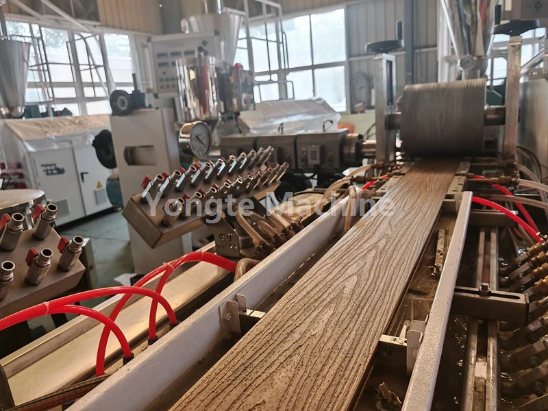 A Yongte segített ügyfelének a WPC profil extrudáló sor optimalizálásában, ami 40%-kal növelte a kimeneti hatékonyságot