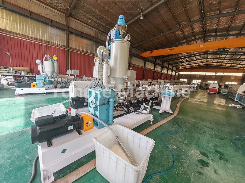 A Yongte 16-63 mm-es PPR háromrétegű csőextrudáló sor algériai ügyfelek számára sikeresen befejezte az üzembe helyezést és az átvételt