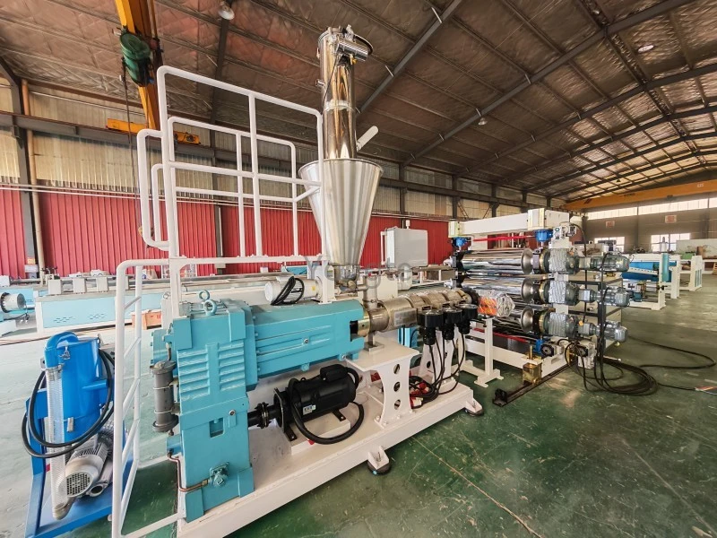 600 mm-es PVC lemez extrudáló sor kínai vásárló számára