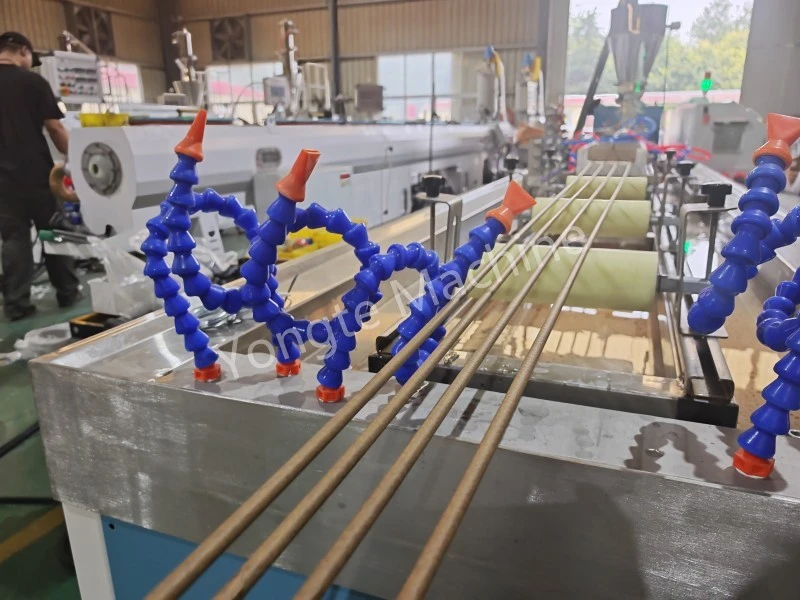 Kínai WPC csőgyártó gép négy üreggel