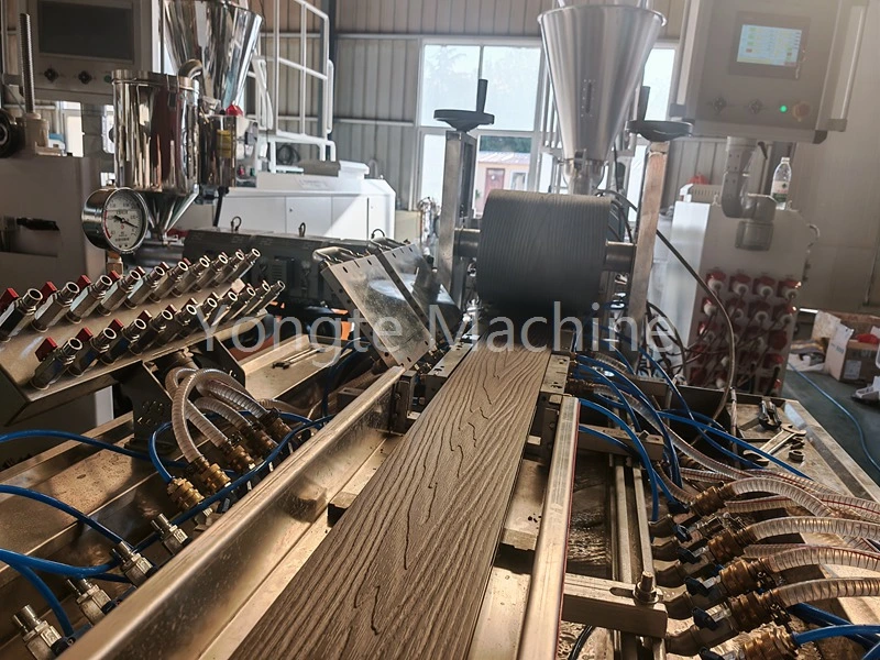 A gép alakítsa át a műanyaghulladékot WPC-profillá