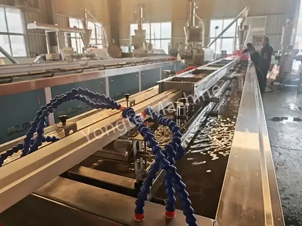 Indiában üzemelő, tömör WPC ajtófélfát készítő gép